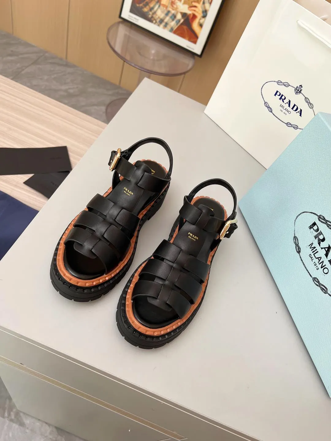 👟👟Ex-factory price 420👟👟 PRADA/Prada 25ss new spring and summer sandals. The simple design is probably the most popular thing about it. It is not the kind that is found on the street. It has its own brand personality. The fabric is made of calfskin and the lining is mixed sheepskin. Heel height: 4.5cm Size: #35-41 (35 41 custom-made is not returnable)